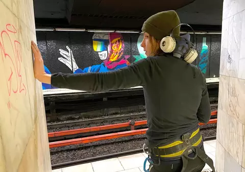 Stația de metrou de la Piața Romană a fost transformată de mai mulți tineri artiști într-o galerie subterană