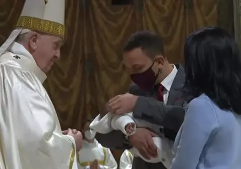 Papa Francisc a botezat 16 copii în Capela Sixtină