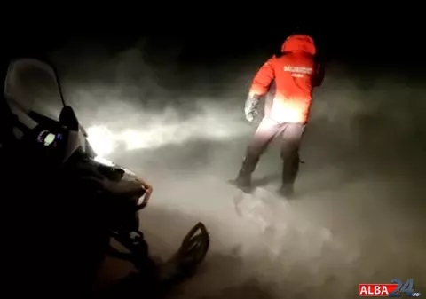 Turiști rătăciți la schi, în Munții Șureanu, din cauza viscolului puternic, găsiți cu ajutorul salvamontiștilor