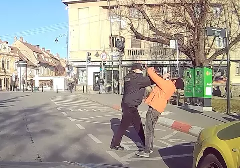Polițist local din Sibiu filmat când loveşte un om al străzii cu pumnul în față