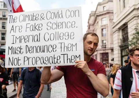 Teoria conspirației se poate muta în 2022 de la COVID la schimbările climatice. Vor fi prezentate politicile ecologice ca o ”pierdere a libertăților civile”?