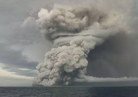 Momentul în care statul insular Tonga este lovit de tsunami: „Puteai auzi țipete peste tot”