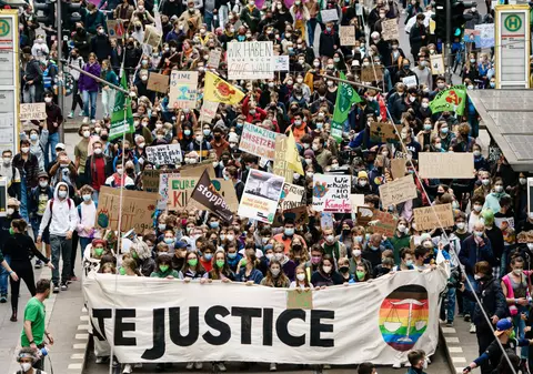 Raport: încrederea în guvernele și presa din țările democratice se prăbușește, în vreme ce crește în unele autocrații