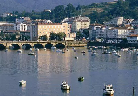 Locuitorii dintr-un oraș spaniol s-au organizat în patrule pentru a-l prinde pe „Rambo din Galicia”, un criminal evadat din închisoare