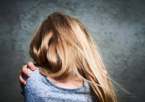 Româncă dusă în Anglia când avea 9 ani, măritată de trei ori pentru bani, abuzată și ținută ca o sclavă în casă 7 ani de Chihlimbar și soția lui