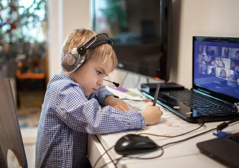 Cîmpeanu: Școlile cu mai puțin de 60% dintre angajați vaccinați, în localitățile cu incidență peste 3 la mie, trec în online de lunea viitoare