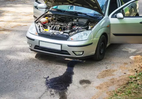 Scurgerile de ulei la mașină – de ce apar și cum poate fi eliminată cauza