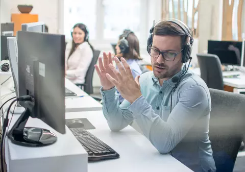 Ce salariu primești dacă lucrezi într-un call-center. „Pe o limbă străină precum olandeza sau daneza, salariile pot fi chiar triple”