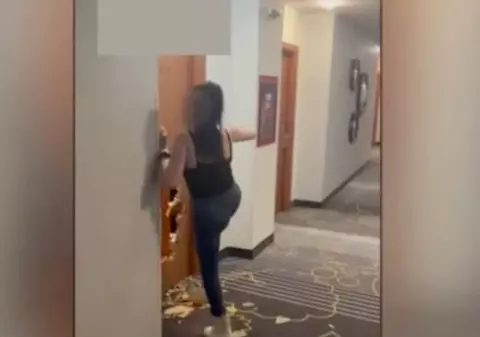 O femeie de 33 de ani a distrus hotelul în care era cazată, la Sibiu. Alcoolemie uriașă descoperită când au venit polițiștii