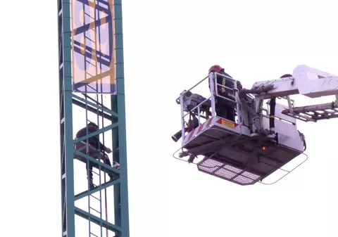 Român urcat la 20 de metri, pe o macara, ca să se sinucidă. Cinci ore au încercat polițiștii spanioli să-l convingă să nu se arunce în gol