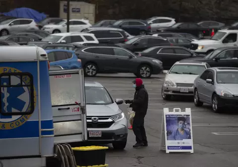 Profesoară din SUA, arestată după ce și-a transportat în portbagaj fiul bolnav de COVID, de teamă să nu se contamineze