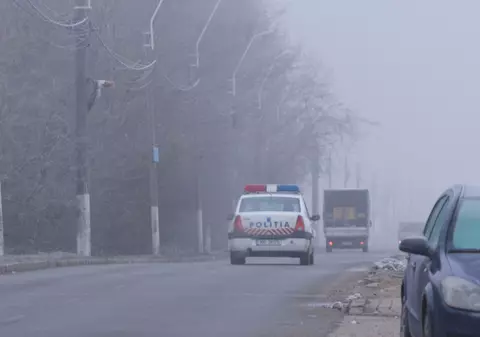 Cinci oameni au sărit din mers dintr-o mașină urmărită de polițiști, în Timiș. Agenții au tras focuri de armă în urma fugarilor