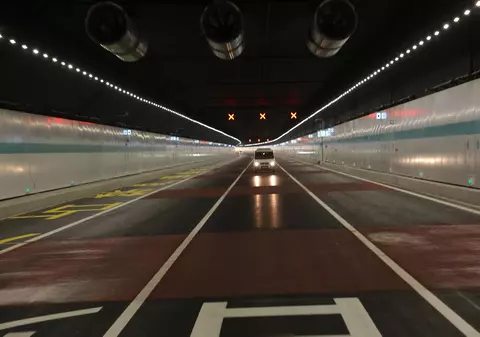 China a inaugurat a doua cea mai lungă autostradă subacvatică din lume. Ce lungime are și în cât timp a fost construită