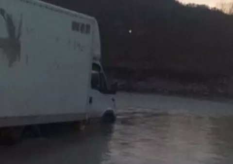 Doi vrânceni, salvați după ce au rămas blocați în mijlocul râului pe care încercau să-l traverseze cu o autoutilitară