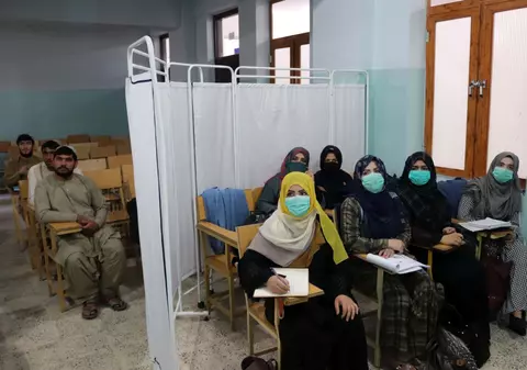 Talibanii anunță redeschiderea universităților după șase luni, dar nu și dacă fetele pot reveni la cursuri