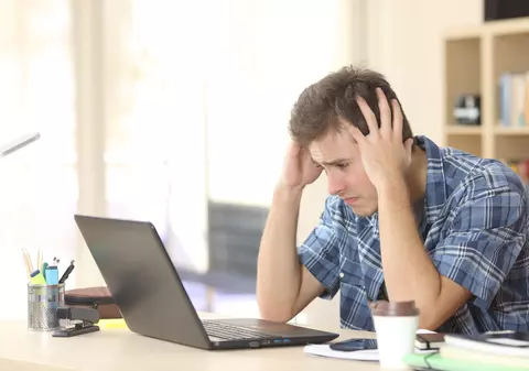 10 greșeli pe care le faci și îți pot distruge laptopul sau calculatorul