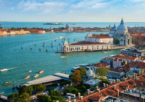 Noile reguli COVID îi izolează la propriu pe nevaccinații din insulele italiene: „Oamenii sunt disperați”