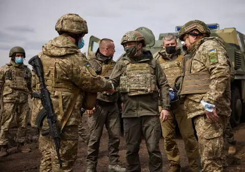 În vreme ce Vestul se teme de un atac iminent al Rusiei, Ucraina vede un risc mai mic. Cum se explică atitudinea calmă a Kievului