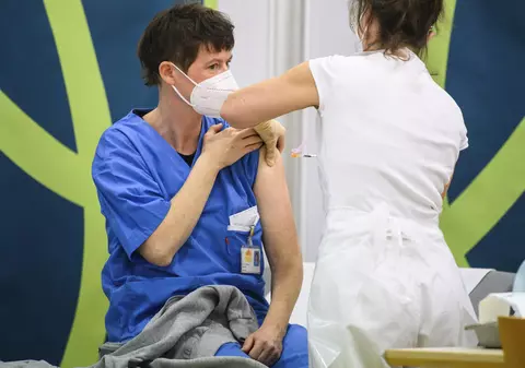 Guvernul austriac schimbă legea privind vaccinarea obligatorie. Ce riscă persoanele care refuză vaccinul