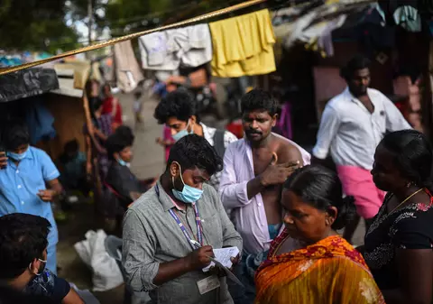 Un pensionar din India s-a vaccinat împotriva COVID-19 cu cel puțin 8 doze. Cum se simte bărbatul în prezent