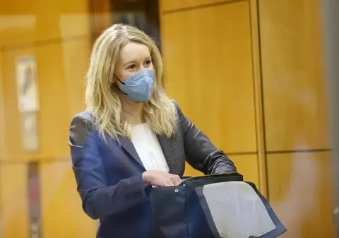 Elizabeth Holmes, tânăra care la 19 ani a fondat o companie de peste 9 miliarde de dolari, a fost găsită vinovată pentru fraudă