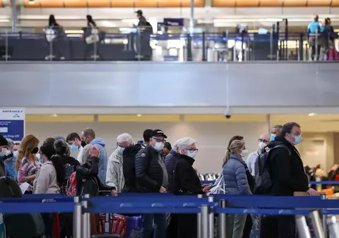 Varianta Omicron poate contribui la oprirea pandemiei, dar acesta nu e sfârșitul poveștii. Explicațiile specialiștilor