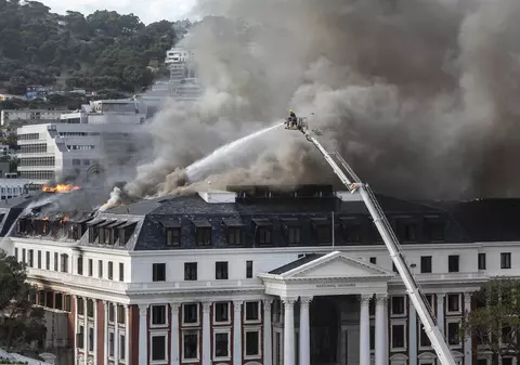 Un bărbat fără adăpost, bănuit că a incendiat Parlamentul sud-african, inculpat pentru terorism