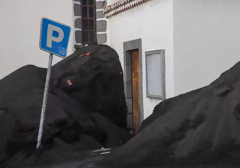 Oamenii din La Palma nu știu cum să scape de cenușa vulcanică rămasă după cele 95 de zile de erupție. „E o luptă continuă”