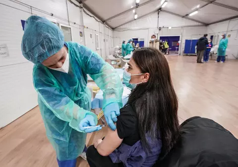 O asistentă a fost arestată în Italia pentru că le oferea o vaccinare falsă celor care se opun imunizării