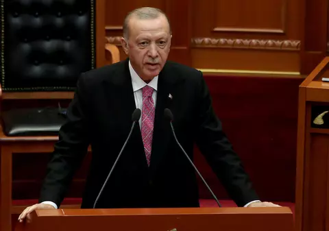 Cinci persoane au fost arestate în Turcia după ce au glumit pe rețelele de socializare că Erdogan are COVID