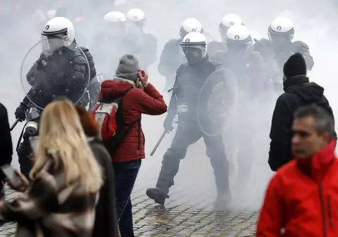 Proteste violente la Bruxelles, față de măsurile sanitare. Zeci de arestări în urma ciocnirilor dintre poliție și manifestanți