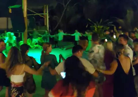 VIDEO | Cea mai mare petrecere românească de Revelion din Africa. 400 de oameni au încins hora pe o plajă sălbatică