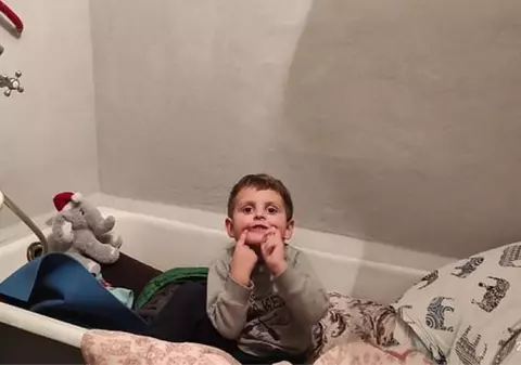 Un băiețel din Kiev doarme de câteva zile în baie, în timp ce luptele se poartă pe străzile din capitala Ucrainei