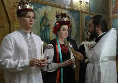 Nuntă în vremea războiului. Cuplul care și-a petrecut prima zi de căsătorie înarmându-se pentru a-și apăra țara