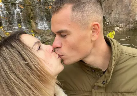 Sărutul regăsirii. Natalia, soția fotbalistului Mihailo Plohotniuk, de la Poli Iași, a ajuns în România de la Odesa, după două zile de coșmar pe drum