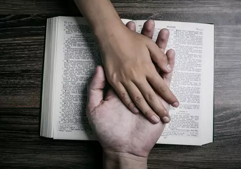 Un cunoscut jurnalist spaniol a povestit despre cum a fost abuzat sexual în copilărie de un preot. Cotidianul „El País” a documentat 251 de cazuri