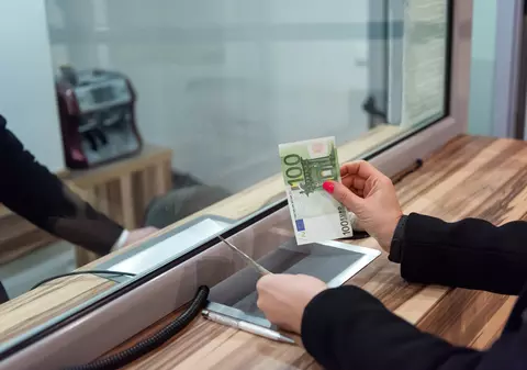 O directoare de bancă din Brăila a pierdut la jocuri de noroc banii clienților, 95.000 de euro, apoi a fugit în Germania