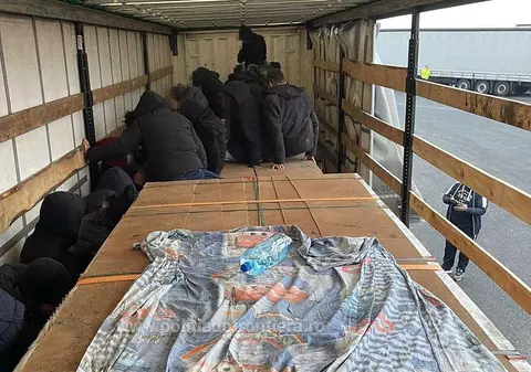 Un TIR cu 32 de migranți ascunși printre profile de aluminiu, oprit la vamă de polițiștii de frontieră