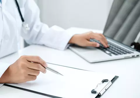 "Încă o hârtie inutilă". Medicii de familie, revoltați din cauza adeverințelor pentru angajații care ies din izolare