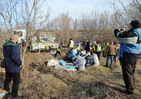 Acțiune de curățenie în mai multe locuri din Parcul Văcăreşti. Aproape două tone de deșeuri au fost strânse