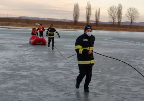 Ministerul de Interne, avertisment după ce mai mulţi copii au căzut în apă: „Nu îi lăsaţi să se joace pe gheaţa râurilor!”