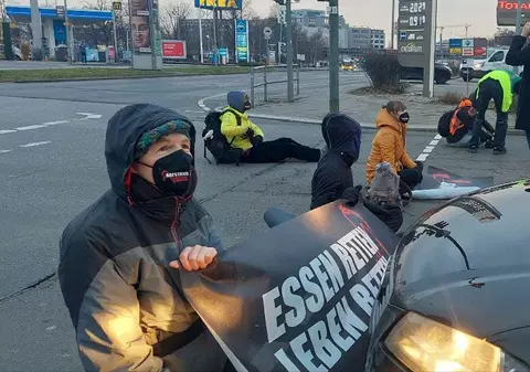 Mașină cu o gravidă în travaliu, blocată de activiști de mediu lipiți de asfaltul autostrăzii A100, la Berlin