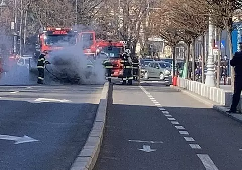 O mașină a luat foc pe Calea Victoriei din București. Traficul este restricționat