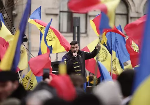 VIDEO. Incident între George Simion și un jandarm. Apoi liderul AUR aleargă după un alt bărbat. Protestarii merg spre Cotroceni