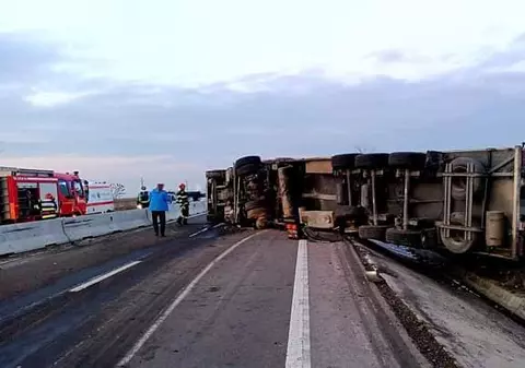 Drumul naţional care leagă Giurgiu de Bucureşti a fost blocat pe sensul spre Capitală după ce un TIR s-a răsturnat