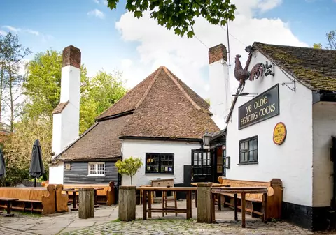 Cel mai vechi pub din Anglia se închide după 1.229 de ani din cauza pandemiei
