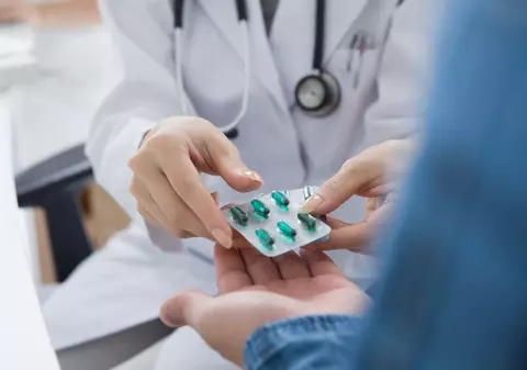 Medici români, despre Favipiravir, singurul antiviral anti-COVID din farmacii: „Are riscuri mai mari decât beneficii”