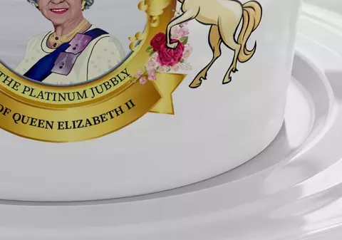 „O mică greșeală”. O companie vrea să vândă 10.000 de pahare și farfurii inscripționate greșit pentru Jubileul de Platină al reginei