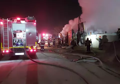 Incendiu puternic la un depozit improvizat de materiale de construcții din București