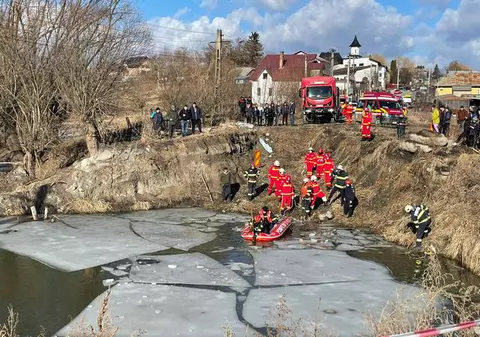 Două persoane au murit în Suceava după ce mașina în care se aflau a căzut într-o groapă plină cu apă